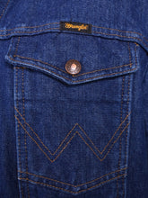 Load image into Gallery viewer, close up of &#39;W&#39; stitching on chest pocket
